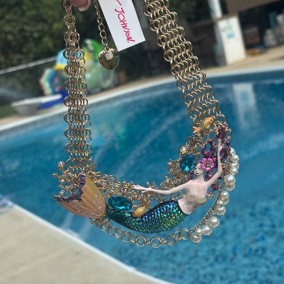 🌊✨ Betsey Johnson Rare Pearl Mermaid Statement Frontal Necklace ✨🌊 - Picture 2 of 9